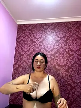 Snapshot of juliana_diaz chatting on 5, 11, 2025 juliana diaz online show from 5, 11, 2025