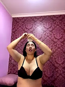 Snapshot of juliana_diaz chatting on 1, 12, 2025 juliana diaz online show from 1, 12, 2025