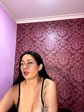 Snapshot of juliana_diaz chatting on 4, 11, 2025 juliana diaz online show from 4, 11, 2025