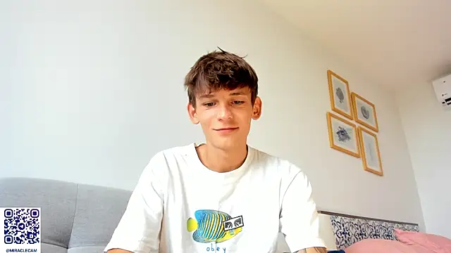 Snapshot of MiracleCam chatting on 6, 1, 2026 MiracleCam online show from 6, 1, 2026