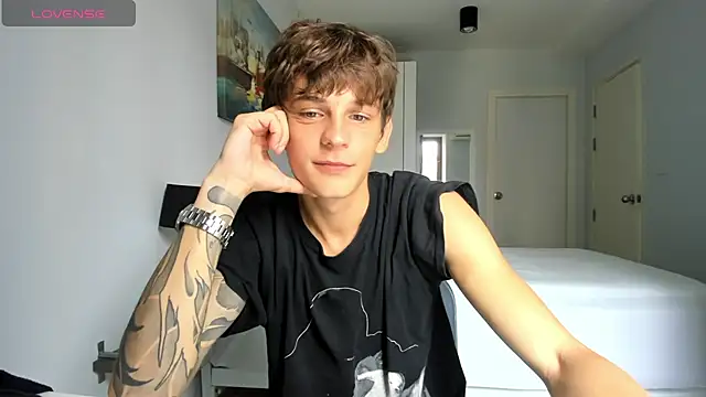 Snapshot of MiracleCam chatting on 3, 11, 2025 MiracleCam online show from 3, 11, 2025