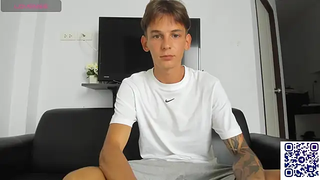 Snapshot of MiracleCam chatting on 8, 2, 2026 MiracleCam online show from 8, 2, 2026