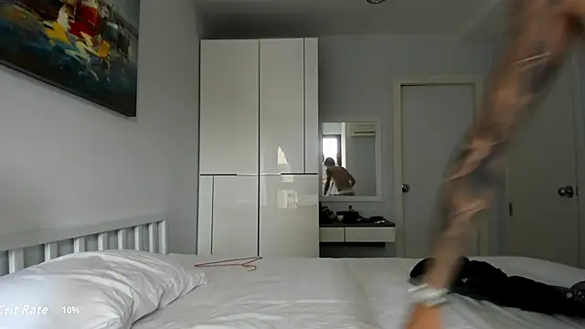 Snapshot of MiracleCam chatting on 7, 11, 2025 MiracleCam online show from 7, 11, 2025