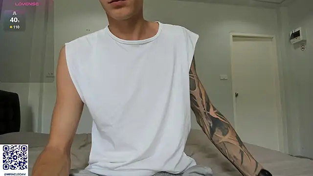 Snapshot of MiracleCam chatting on 15, 12, 2025 MiracleCam online show from 15, 12, 2025