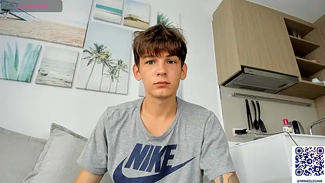 Snapshot of MiracleCam chatting on 11, 10, 2025 MiracleCam online show from 11, 10, 2025