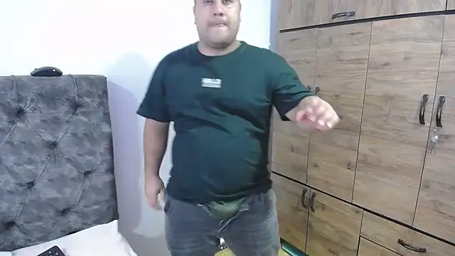 Snapshot of santi_hothot chatting on 9, 10, 2025 santi hothot online show from 9, 10, 2025