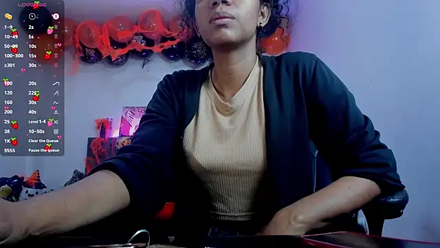 Ellie Alves online show from 25, 10, 2025