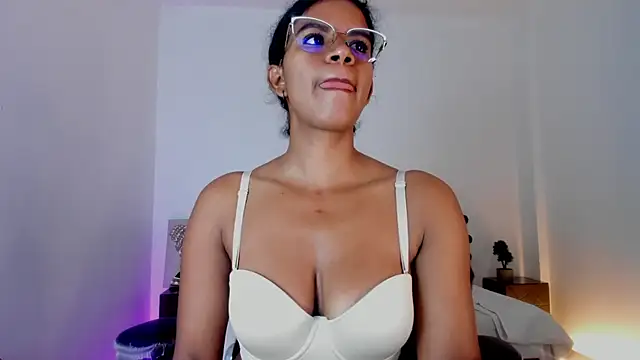 Ellie Alves online show from 18, 3, 2025