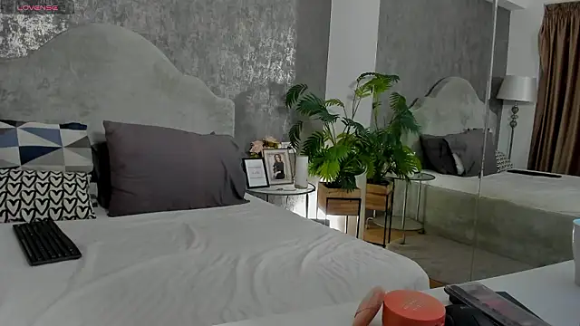 LisaCroft online show from 9, 2, 2026