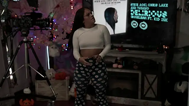 Nikki Torres online show from 24, 9, 2025