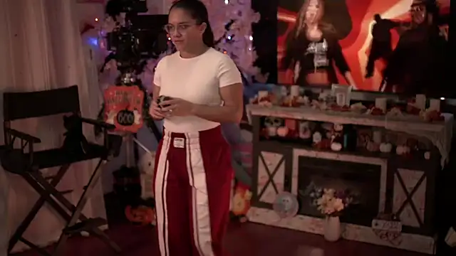 Nikki Torres online show from 6, 11, 2025