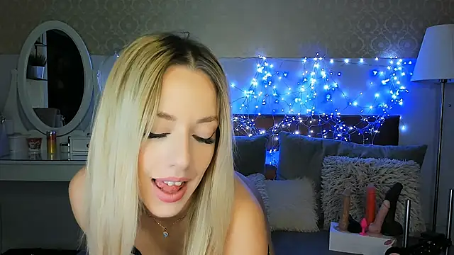 MiaBeeXX online show from 12, 11, 2025