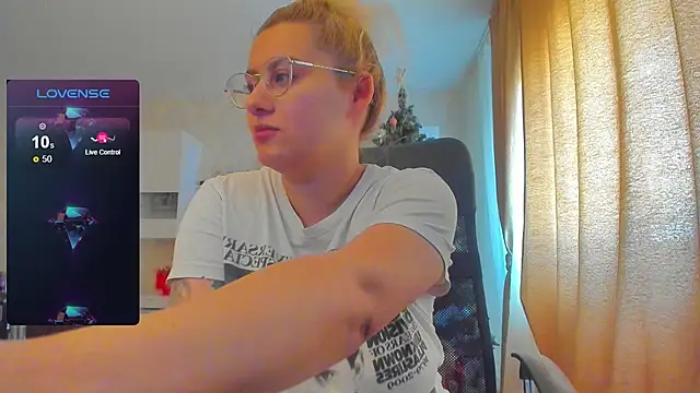 Snapshot of hot_evil_queen chatting on 9, 2, 2025 hot evil queen online show from 9, 2, 2025