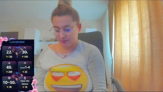 Snapshot of hot_evil_queen chatting on 12, 3, 2025 hot evil queen online show from 12, 3, 2025