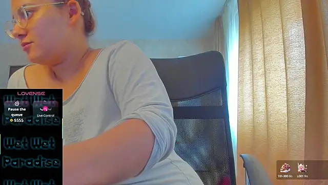 Snapshot of hot_evil_queen chatting on 13, 11, 2025 hot evil queen online show from 13, 11, 2025