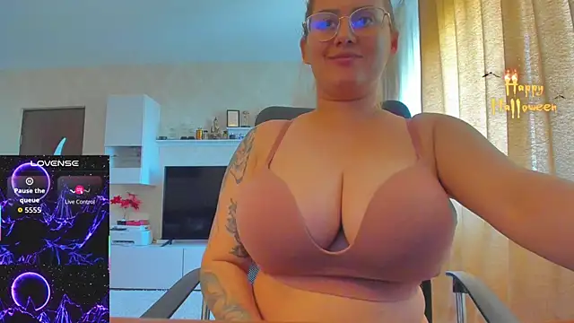 Snapshot of hot_evil_queen chatting on 21, 10, 2025 hot evil queen online show from 21, 10, 2025