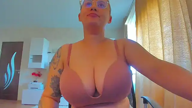 Snapshot of hot_evil_queen chatting on 24, 9, 2025 hot evil queen online show from 24, 9, 2025