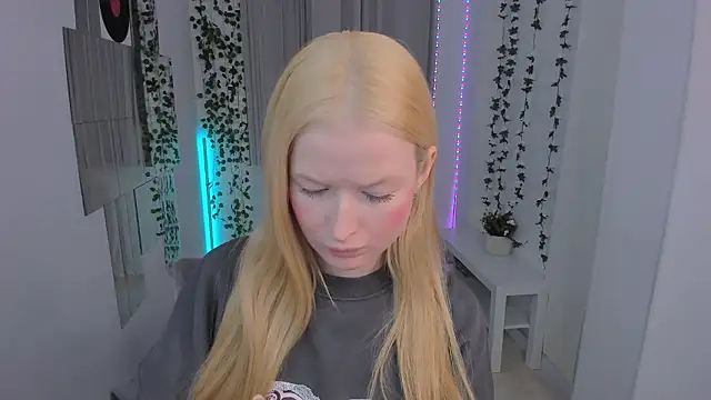 Snapshot of Laly_Peach chatting on 6, 2, 2026 Laly Peach online show from 6, 2, 2026