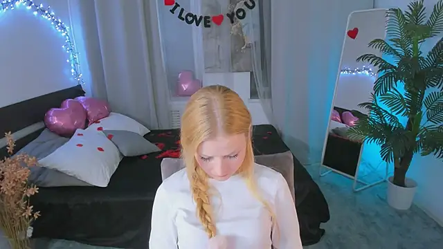 Laly Peach online show from 17, 2, 2025