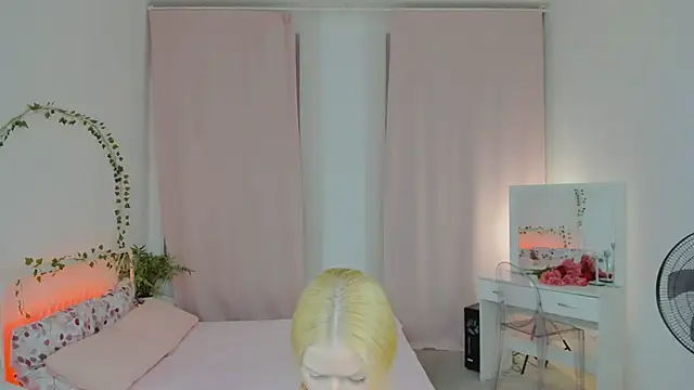 Laly Peach online show from 2, 6, 2026