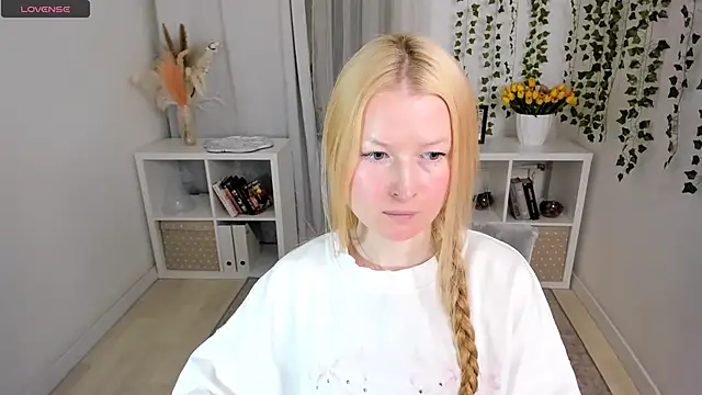 Laly Peach online show from 23, 4, 2026