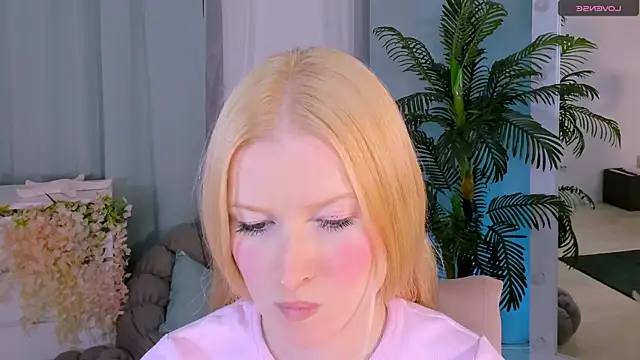 Laly Peach online show from 6, 10, 2025