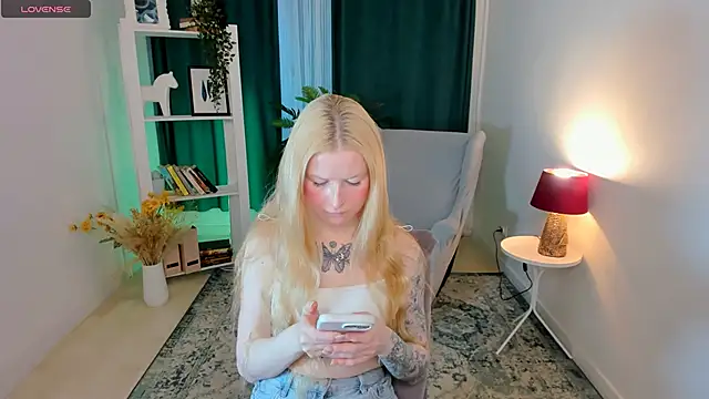 Laly Peach online show from 30, 4, 2026