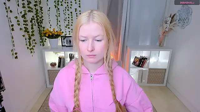 Laly Peach online show from 4, 3, 2026