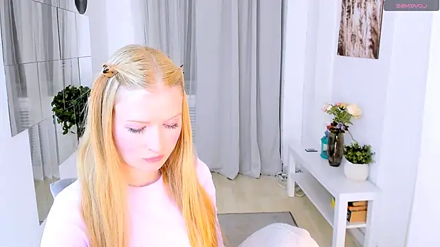 Laly Peach online show from 7, 10, 2025