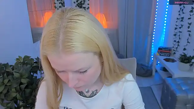 Laly Peach online show from 3, 6, 2026