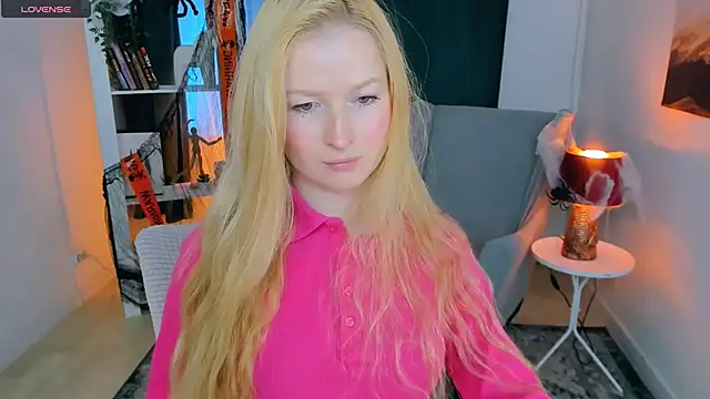 Laly Peach online show from 25, 10, 2025