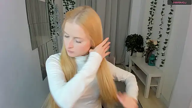 Snapshot of Laly_Peach chatting on 17, 12, 2025 Laly Peach online show from 17, 12, 2025