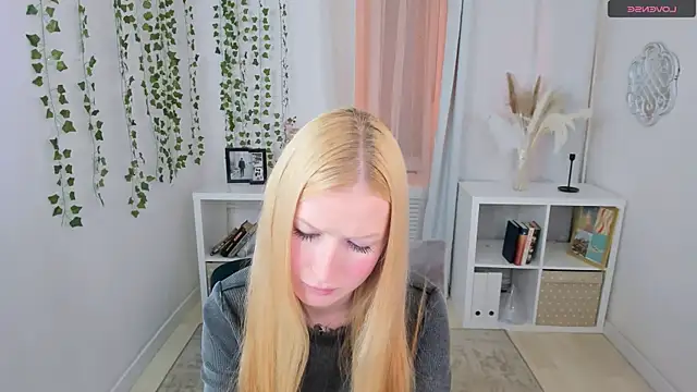 Laly Peach online show from 1, 10, 2025