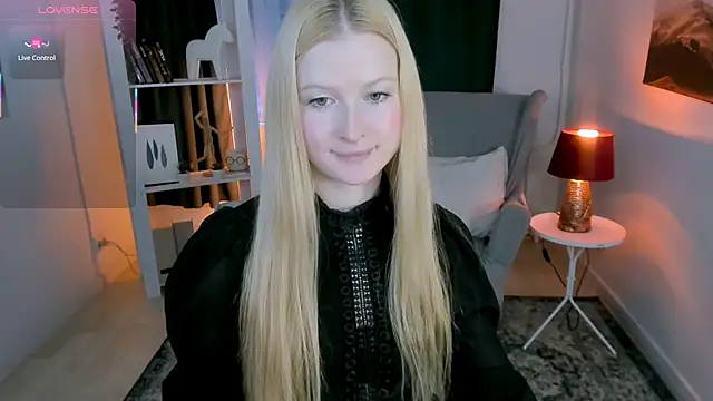 Laly Peach online show from 3, 11, 2025