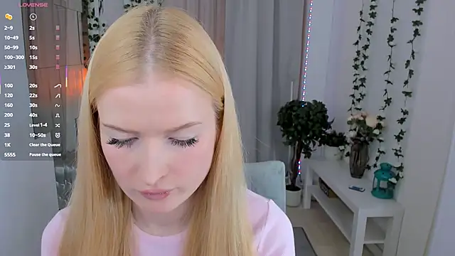 Laly Peach online show from 23, 11, 2025