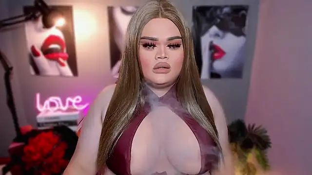 Snapshot of KarolinaThompson chatting on 12, 10, 2025 KarolinaThompson online show from 12, 10, 2025