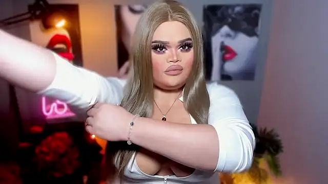 Snapshot of KarolinaThompson chatting on 11, 10, 2025 KarolinaThompson online show from 11, 10, 2025