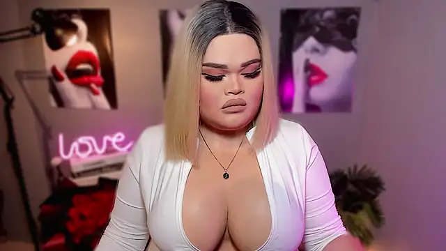 Snapshot of KarolinaThompson chatting on 22, 10, 2025 KarolinaThompson online show from 22, 10, 2025