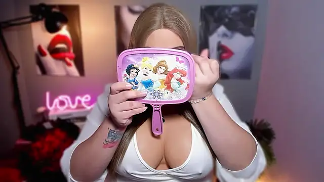 Snapshot of KarolinaThompson chatting on 19, 10, 2025 KarolinaThompson online show from 19, 10, 2025