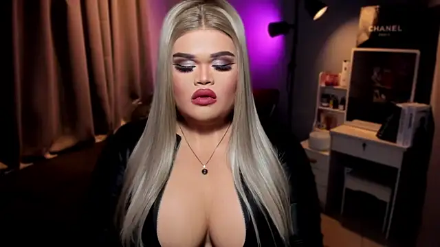 Snapshot of KarolinaThompson chatting on 1, 12, 2024 KarolinaThompson online show from 1, 12, 2024