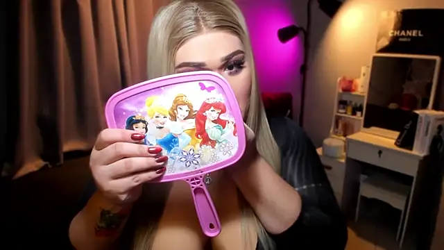 Snapshot of KarolinaThompson chatting on 6, 12, 2024 KarolinaThompson online show from 6, 12, 2024