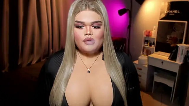 Snapshot of KarolinaThompson chatting on 4, 12, 2024 KarolinaThompson online show from 4, 12, 2024