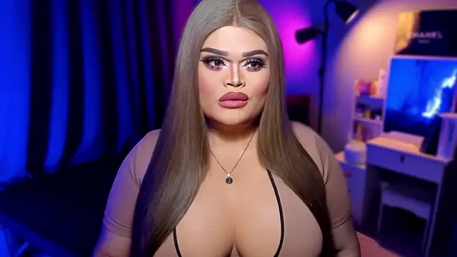 Snapshot of KarolinaThompson chatting on 8, 12, 2024 KarolinaThompson online show from 8, 12, 2024