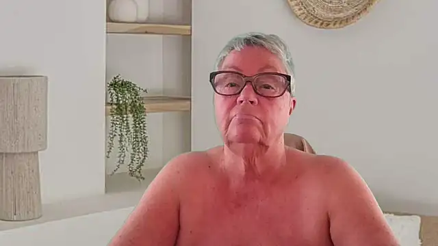 GrannyChrissy68 online show from 8, 5, 2026