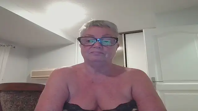 GrannyChrissy68 online show from 18, 9, 2025