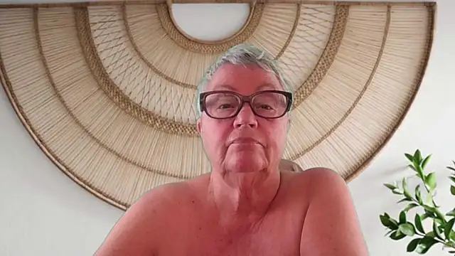 GrannyChrissy68 online show from 13, 5, 2026