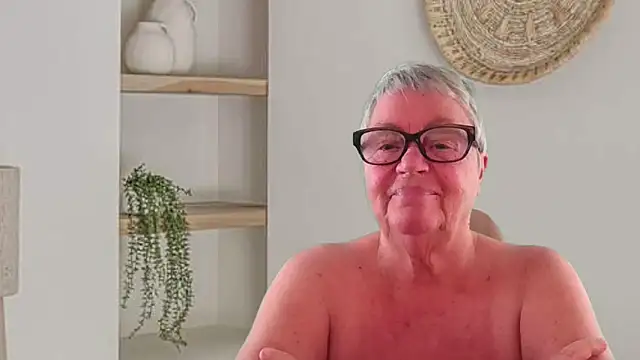 GrannyChrissy68 online show from 25, 5, 2026