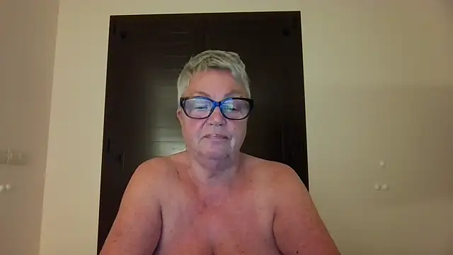 GrannyChrissy68 online show from 2, 10, 2025