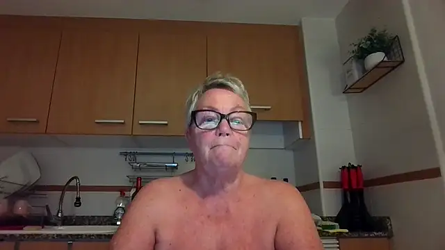 GrannyChrissy68 online show from 28, 9, 2025