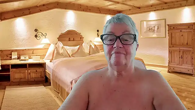 GrannyChrissy68 online show from 16, 12, 2025